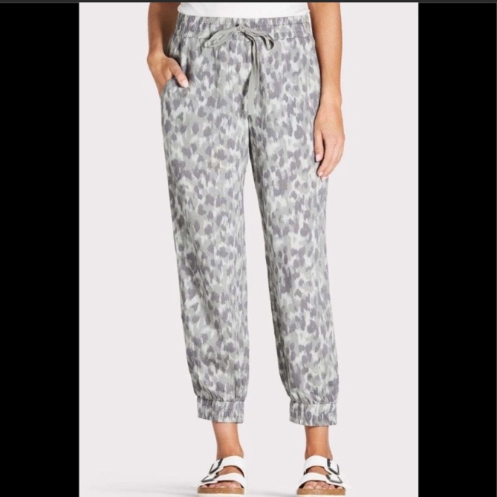 Cloth & Stone Gray Leopard Jogger Pants